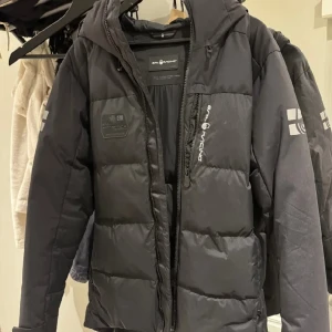Sail racing jacka  - Skön och varm sail racing jacka som är perfekt nu när de är kallt ute. Jackan är i riktigt fint skick (inga fläckar/hål).  Pris går såklart att diskutera! 