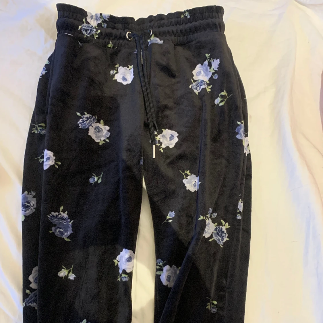 Mjukis byxor med blommor 