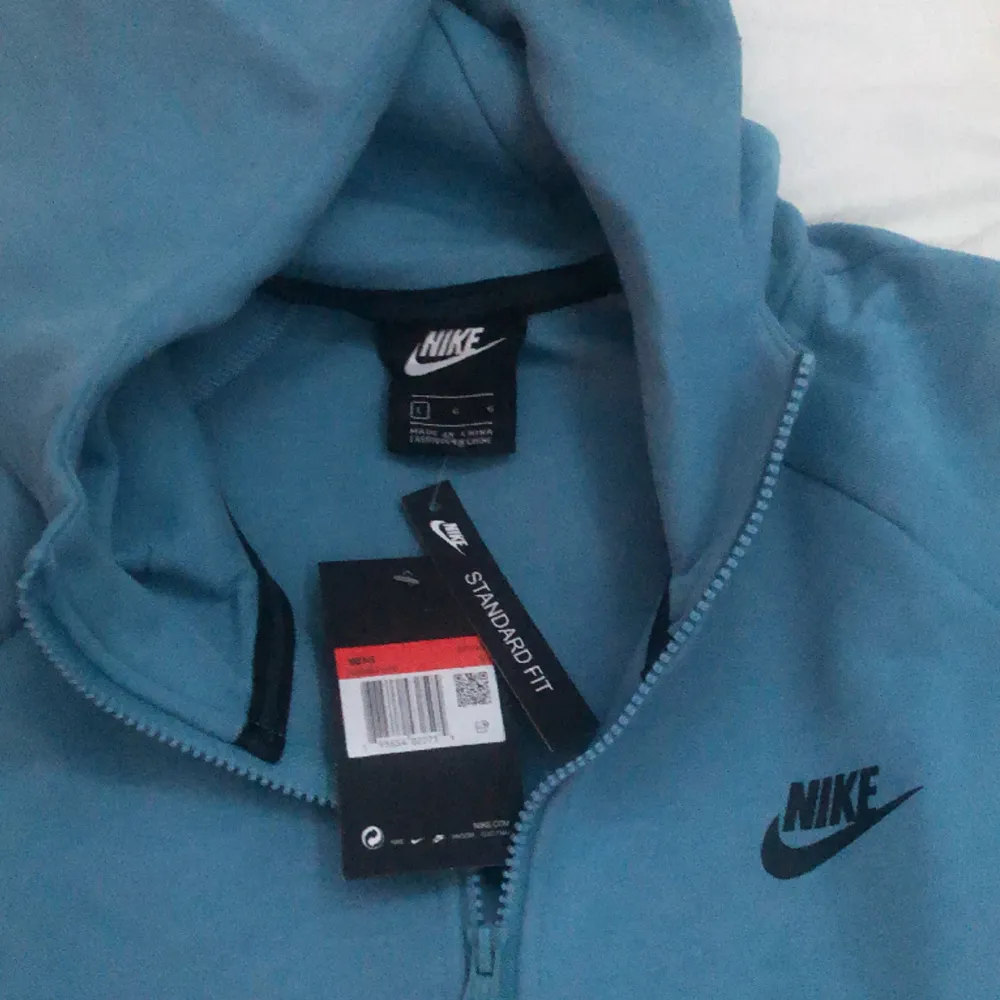 Old season baby blue Nike tech i nyskick, kan mötas i Stockholm och priset är diskutabelt . Hoodies.