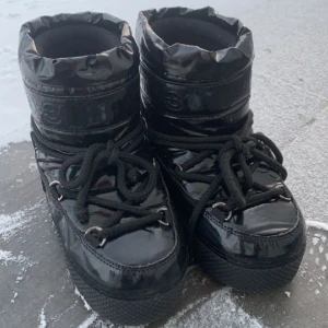 Moon Boots  - Säljer nu mina super fina moon bots liknande skor! Använda två gånger och det var när jag åkte skidor, hör av er vid frågor🥰