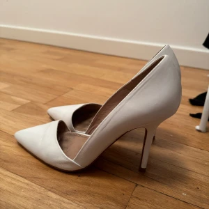 Zara klackakor  - Vita klackskor från Zara! Aldrig använda, köpa på sellpy! 💕