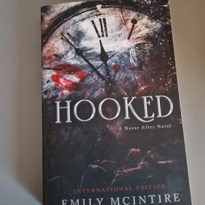 Bok - Hooked av Emily Mcintire. Boken är på engelska. Läst en gång. I väldigt bra skick. Dark Romance bok om Captain Hook och Wendy