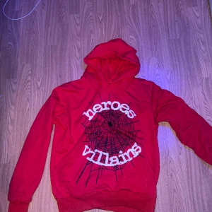 sp5der hero villains tracksuit  - inte använt alls finns inget fel på den är ganska ny köptes för ungefär 2 veckor sen