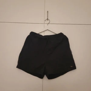 Träningsshorts - Ett par svarta "prasselshorts". Perfekt till träning. Storlek M, vilket var för stort för mig. Aldrig använda, enbart testade. Köpta för 50 kr, säljer för 40kr. Prislapp sitter kvar
