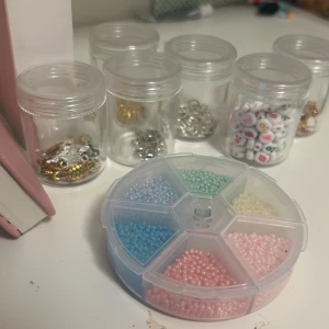 Smycke tillbehör  - Säljer dessa då de inte kommer till användning. Varje burk med saker i kostar 10 kr och pärlorna kostar 20 kr. Köper ni alla tillsammans kostar det 50 kr