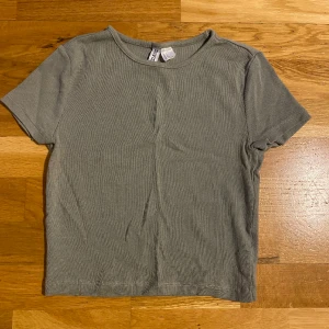 Tshirt/topp (baby tee) - En ribbad kort tshirt, storlek S!