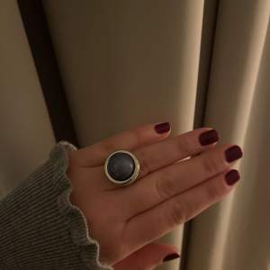 Cool ring med en snygg blå sten som detalj. Storlek är ungefär 17 mm men vet inte exakt. Som ny. Säljer för 125 kronor. 💖💗