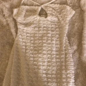 Vit klänning  - Säljer denna coola klänning från SHEIN pga rensar ut garderoben den är i fint stick💕 Storlek s