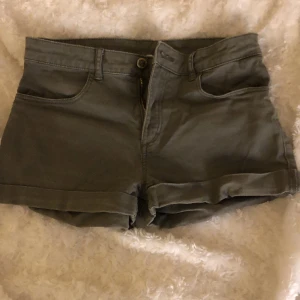 Shorts  - Säljer dessa fina shorts från hm.💕Är i storlek 170 barn