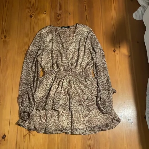 Så himla fin mönstrad klänning  - Älskar denna klänning, använd en gång och superfint skick. 