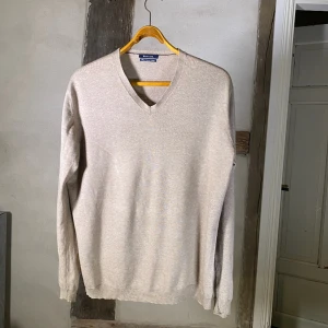 Massimo Dutti cashmere  - Trevlig Massimo Dutti tröja i en underbar cashmere och silkesblanding. Tröjan är i superfint skick.Om du har någon fundering är det bara att hoppa in i DM. Mvh StilKontoret