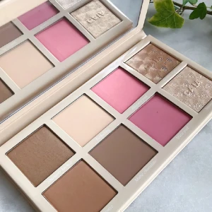 Caia palette splitter ny  - Säljer min Caia Palette Light to Medium med bronzer, blush och highlighter då färgerna inte passar min hudton, splitter ny, aldrig använt bara provat färgerna en gång. Varan är slutsåld på hemsidan. Ordinarie pris 699 kr
