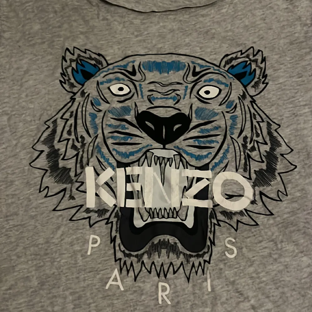 En skit fin kenzo t-shirt, säljer pga den inte kommer till andvändning! Pris går att diskuteras!. T-shirts.