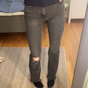 Svart/grå jeans - Säljer dessa pga att de inte används, original pris: 499, säljer för 130 inkl frakt 📦 Storlek: 36! Kom priv för frågor 🪽