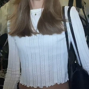 snygg topp - Sååå fin topp, köpt på vero Moda 💓 Älskar den men har tyvärr blivit för liten, använd fåtal gånger! 