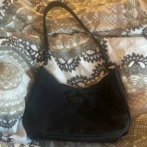 Inget märke  - Den är bra fin och kan ta med sig ut när man ska vara med vänner mobil och laddare får plats 