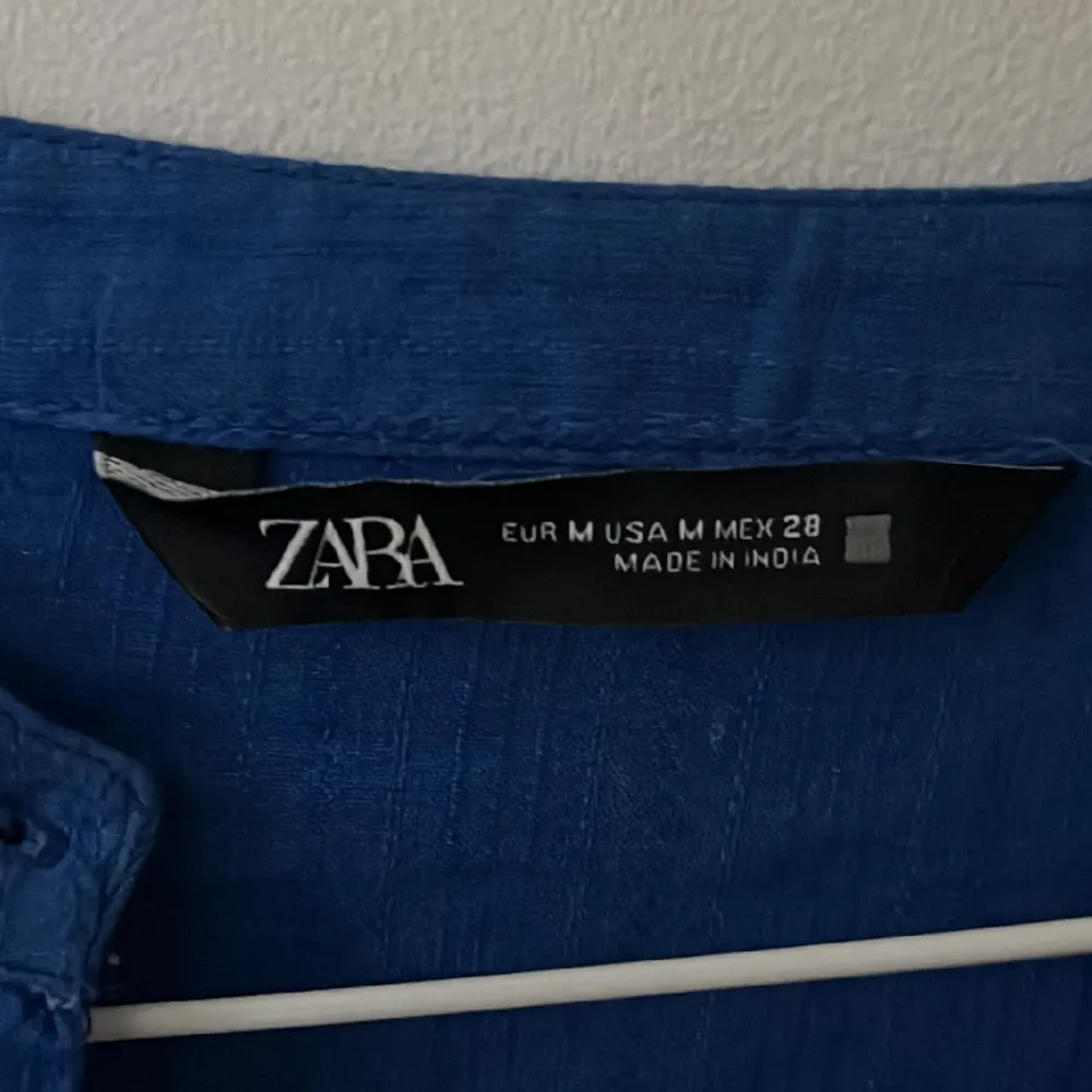 Jättefin knappt använd kofta med spets från Zara, strl M men passar även S, 200kr färg syns bättre på bild två. Blusar.