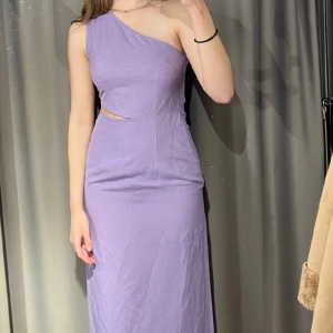 Klänning från & Other stories - Klänning från & Other Stories med slits. Storlek 38. Endast använd en gång på bröllop. Som ny. 