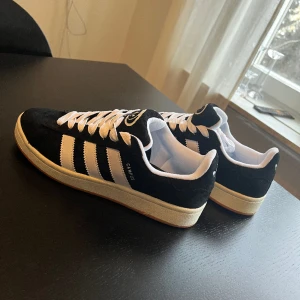 Adidas Campus 00 - Ett par helt nya Adidas Campus 00 i storlek 43. Fick de i julklapp men var tyvärr för stora. Tveka inte att höra av er vid frågor. Pris kan diskuteras ;)