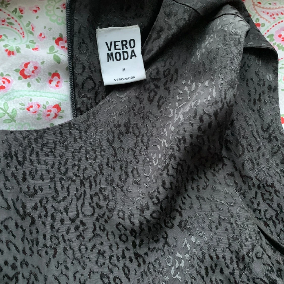 grå leopard topp  - 91