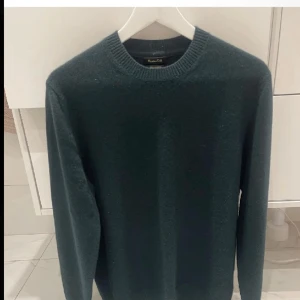 Mörkgrön tröja - Säljer min stickade liknande tröja då jag inte använder den längre. Köpt för 350 då jag säljer min för 200. Helt oanvänd 💗