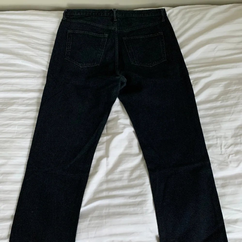 Storlek: 34/30 Tvätt: Black Overdye Nypris: Ca 2500 Pris: 400 Skick: 9/10 Material: 100% bomull. Jeans & Byxor.