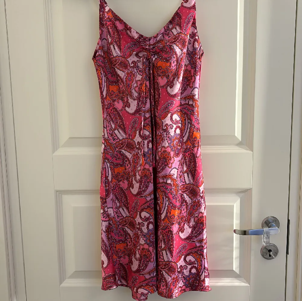 klänning från bikbok som är lite för stor för mig och därmed aldrig används🩷köps direkt för 300kr + frakt!. Klänningar.