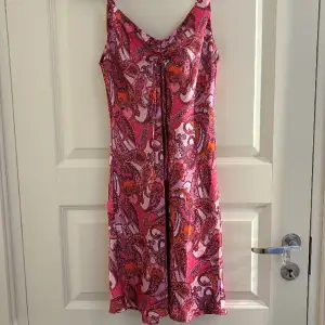 klänning från bikbok som är lite för stor för mig och därmed aldrig används🩷köps direkt för 300kr + frakt!