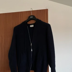 Softgoat Kashmir zip hoodie  - Tja, säljer nu av min 100% kashmir soft goat hoodie.  bra skick.  några funderingar? Tveka inte på att skriva här på Plick!