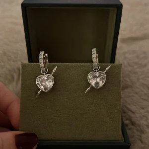 Örhängen  - Fina marianilsdotter liknade örhängen från Jackie! Köptes för runt ett år sen men använt endast 1 gång. Skriv för mer bilder!💗 kommer ej kunna skicka innan 9 jan för är bortrest!