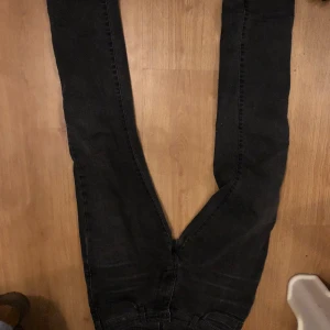 Notify Jeans - Hej jag säljer dessa feta Notify jeansen. Nypris runt 2000, mitt pris 400. För fler frågor och funderingar kom dm!