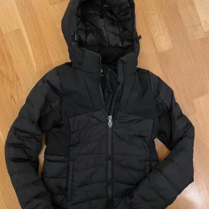 Skidjacka 8848 strlk 150 tjej  - Snygg svart 8848 skidjacka/vinterjacka. Figurnära, tjejmodell. Strlk 150. Väldigt fint skick. Djur- & rökfritt hem. 