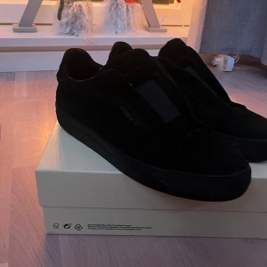 Arigato skor strlk. 44 - Axel Arigato laceless 360, strlk. 44. Okej skick och inga märkbara skavanker! Skriv för fler frågor!!