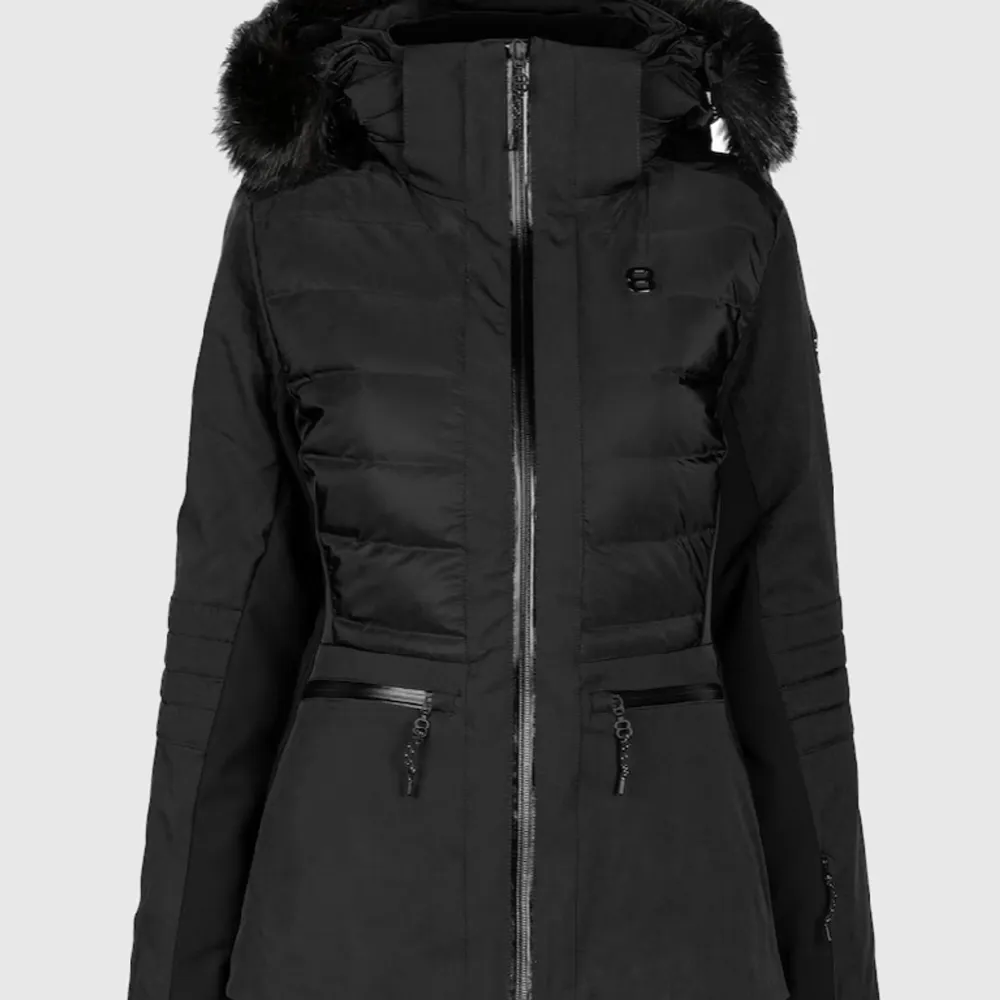 Säljer denna jackan då den ej kommer till användning. Modellen är Cristal W Jacket - Black. Den är i bra skick, den har inga defekter då den har tagits väl hand om. Nypris är 4 300kr.. Jackor.