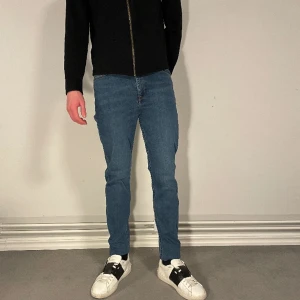 Lee jeans  - 15. Hej! Säljer nu dessa helt nya lee jeans. Modellen är 184cm Nypris 1099
