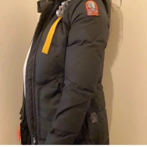 Parajumper jacka  - Säljer denna vinterjacka, senaste modellen, bra skick för 8000kr. Pris kan diskuteras. Storlek xs men passar s också. Kvitto tillkommer 