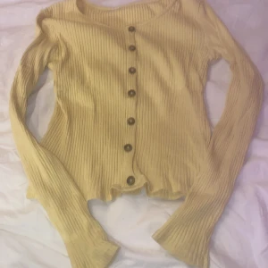 Gul tröja - Inga defekter 