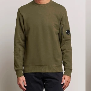 C.P.COMPANY sweatshirt  - Supersnygg C.P.COMPANY tröja som aldrig kommer till användning. Färgen är ljusare än vad den är på bilden. Skriv privat för fler bilder. Nypris 2200