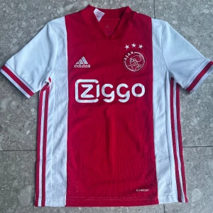 Adidas Ajax hemmatröja, säsong 2020/2021 - Storlek 164, för 13-14åringar. Nyskick.