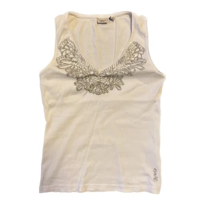 Linne med tryck  - Sött linne med grått tryck och paljetter och pärlor. Inte sätt några defekter. Strlk M