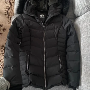 8848 vinter jacka  - Knappt använd, skitbra skick!  Snygg och figurformad! Passar S och XS.  Nypris: 3000kr