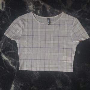 En croppad mesh t-shirt jag köpte ett tag sedan på H&M för 89kr, säljer den då jag inte använder den längre! ( jag postar inte utan vi får mötas upp!) 
