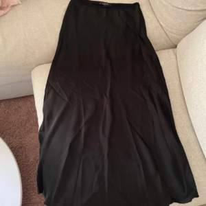 Satin kjol från new yorker som aldrig kommit till användning, storlek 38. Skriv för fler bilder🥰