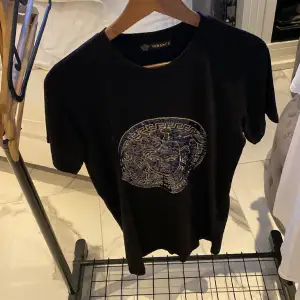 Versace t-shirt säljs pga lagret måste ut för att vi får nya kläder efter nyår