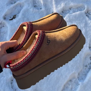 ugg tazz🩷🙏 - Fick i Julklapp🎄💕 Men de är en storlek mindre än vad som står på ett ungefär, passar någon med 39🩷🩷