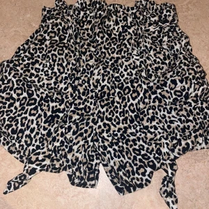 Leopard shorts - Använd några gånger för många år sedan. Köpt på barnavdelninge på