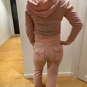 Ljusrosa juicyset - Säljer mitt ljusrosa fejk juicyset som inte kommer till användning längre💗