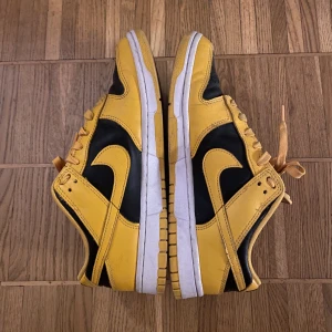 Nike dunk low - Säljer ett par schyssta Nike dunk low i storlek 42,5 i bra skick. Som det syns på bilderna så finns visst slitage. Det mesta är smuts. Färg: Goldenrod
