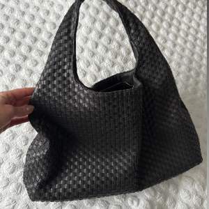 Mörkbrun handväska från NA-KD. Obetydligt använd.