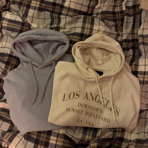 Hoodie  - Knappt använda Hoodies som inte kommer till användning, båda är i väldigt fint skick🤍båda är ”S” Säljer båda för:110kr Säljer en för:70kr